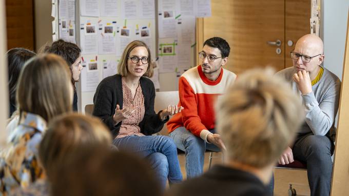 Menschen diskutieren in Kleingruppe (öffnet Vergrößerung des Bildes)