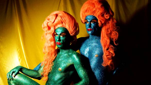 Zwei schöne Drag Queens, ganz in glitzerndes body painting gehüllt